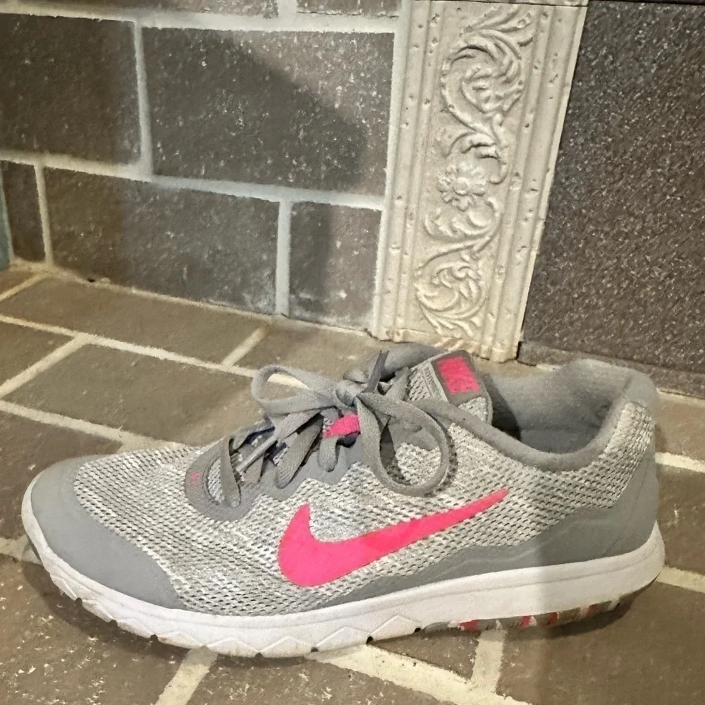 Nike Flex Experience Rn 4 Womens Size 8, pink grey